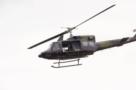 Téléchargez les photos : NIKINCE - 09 MAI : hélicoptère de transport militaire Mi 17-V5 (Mi 8) sur "Steel 2017- Célébration de l'armée serbe, Jour de la Victoire et Journée de l'Europe". Le 09 mai 2017 à Nikince, Serbie - en image libre de droit