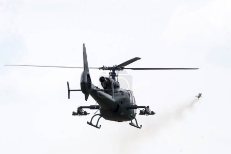Téléchargez les photos : NIKINCE - 09 MAI : hélicoptère de transport militaire Mi 17-V5 (Mi 8) sur "Steel 2017- Célébration de l'armée serbe, Jour de la Victoire et Journée de l'Europe". Le 09 mai 2017 à Nikince, Serbie - en image libre de droit