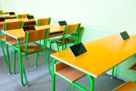 Foto de Tabletas digitales en los escritorios en el aula - Imagen libre de derechos