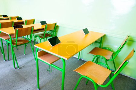 Foto de Tabletas digitales en los escritorios en el aula - Imagen libre de derechos