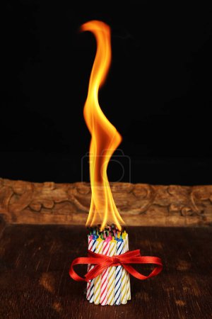 Foto de Velas ardientes con llama - Imagen libre de derechos