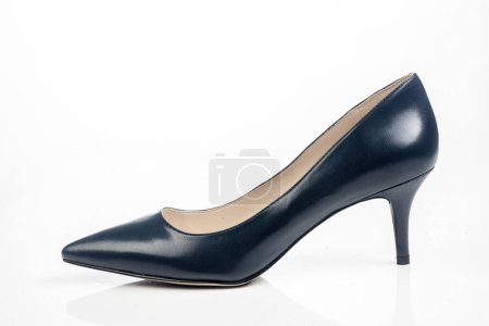 Téléchargez les photos : Noir chaussures femme talon haut isolé sur blanc - en image libre de droit
