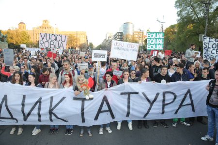 Téléchargez les photos : BELGRADE, SERBIE - 06 AVRIL 2017 : Des milliers de Serbes protestent contre la victoire des élections à Vucic - en image libre de droit