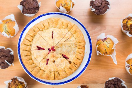 Téléchargez les photos : Délicieuse tarte aux framboises maison avec vue sur les maffins - en image libre de droit
