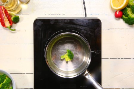 Foto de Vista superior de la sartén con brócoli verde - Imagen libre de derechos