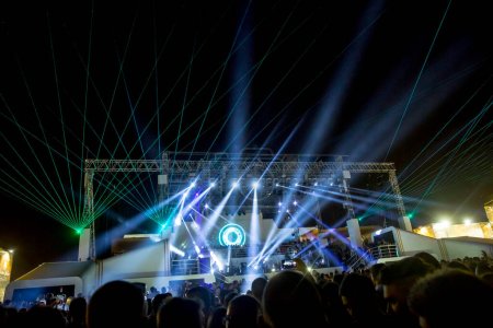 Téléchargez les photos : Scène musicale avec lasers et éclairage - en image libre de droit
