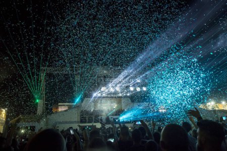 Téléchargez les photos : Scène musicale avec lasers et éclairage - en image libre de droit