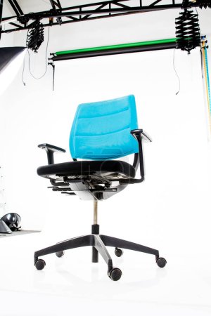 Téléchargez les photos : Chaise moderne de bureau noire et bleue - en image libre de droit