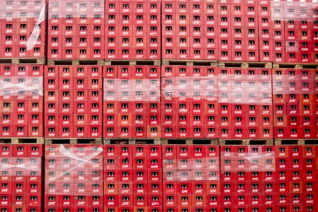 Téléchargez les photos : Boîtes en plastique rouge dans l'entrepôt - en image libre de droit