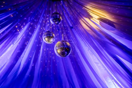 Téléchargez les photos : Boules disco en boîte de nuit - en image libre de droit