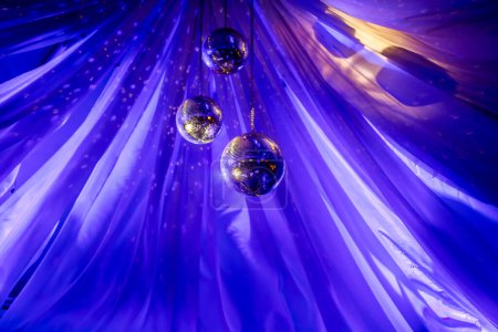 Téléchargez les photos : Boules disco en boîte de nuit - en image libre de droit