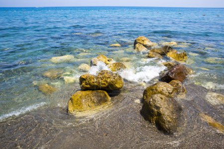 Téléchargez les photos : Belle côte de mer avec des pierres - en image libre de droit