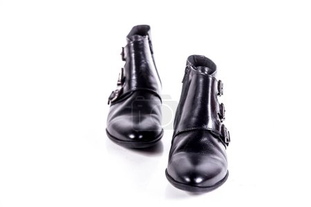 Téléchargez les photos : Chaussures en cuir femme noir sur fond blanc - en image libre de droit