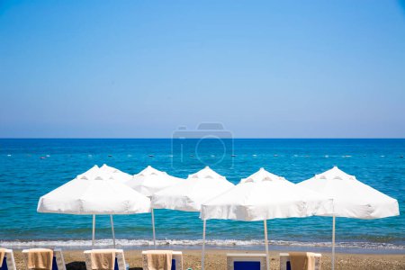 Téléchargez les photos : Chaises et parasols sur la plage de sable - en image libre de droit