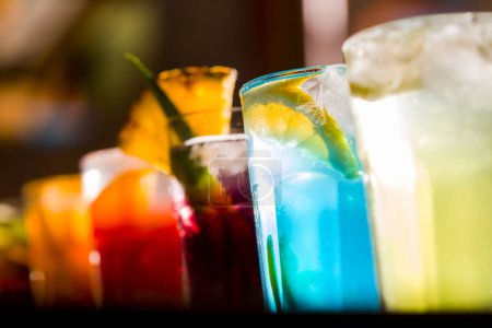 Téléchargez les photos : Boissons cocktail colorées au bar - en image libre de droit