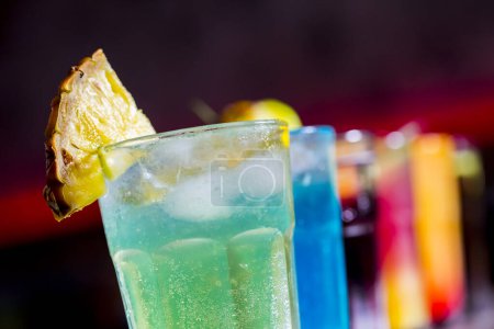 Téléchargez les photos : Boissons cocktail colorées au bar - en image libre de droit