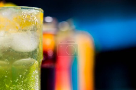 Foto de Coloridas bebidas de cóctel en el bar - Imagen libre de derechos