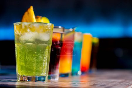 Foto de Coloridas bebidas de cóctel en el bar - Imagen libre de derechos