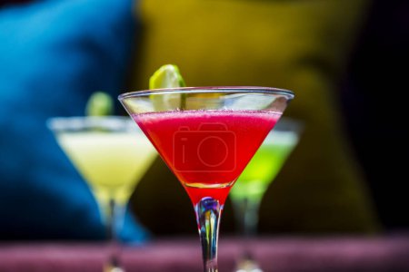 Téléchargez les photos : Boissons cocktail colorées dans des verres sur la table - en image libre de droit
