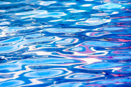 Téléchargez les photos : Eau de piscine bleue avec fond réfléchissant - en image libre de droit
