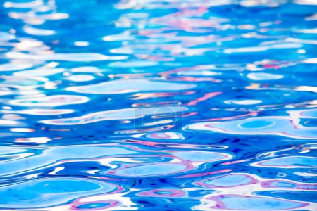 Téléchargez les photos : Eau de piscine bleue avec fond réfléchissant - en image libre de droit