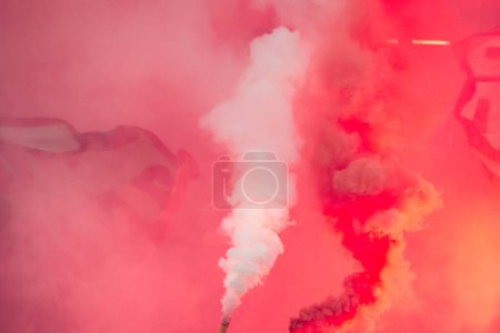 Téléchargez les photos : Les fans de football tiennent des torches en feu pendant un match - en image libre de droit