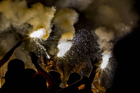 Foto de Aficionados al fútbol están sosteniendo antorchas en el fuego durante un partido - Imagen libre de derechos