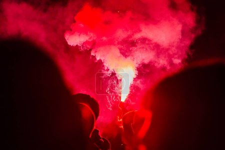 Téléchargez les photos : Les fans de football tiennent des torches en feu pendant un match - en image libre de droit