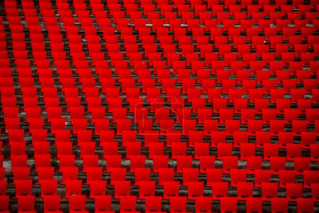 Téléchargez les photos : Chaises vides sur le stade de football - en image libre de droit