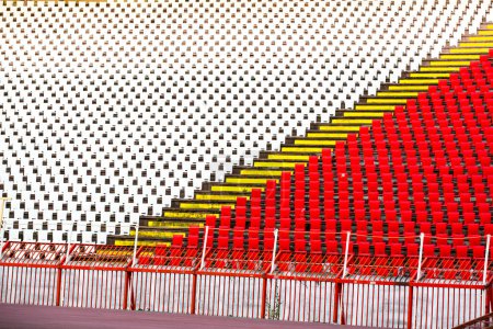 Téléchargez les photos : Chaises vides sur le stade de football - en image libre de droit