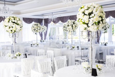 Téléchargez les photos : Arrangement élégant de table de réception de mariage, pièce maîtresse florale - en image libre de droit