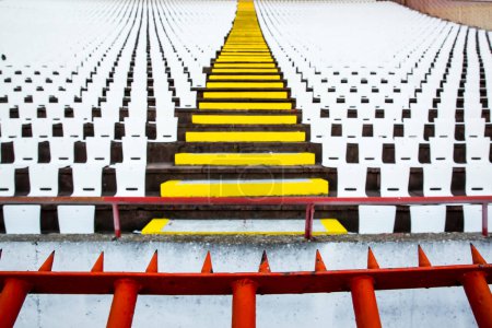Téléchargez les photos : Chaises blanches sur le stand du stade - en image libre de droit