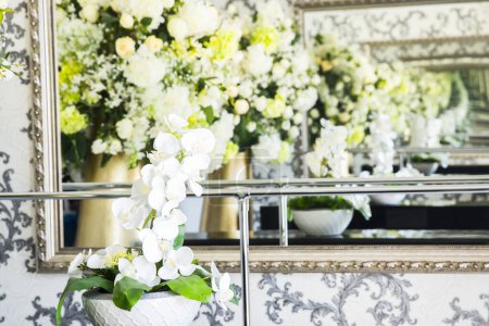 Téléchargez les photos : Décoration de mariage de fleurs dans la maison de luxe - en image libre de droit