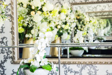 Foto de Decoración de boda de flores en casa de lujo - Imagen libre de derechos