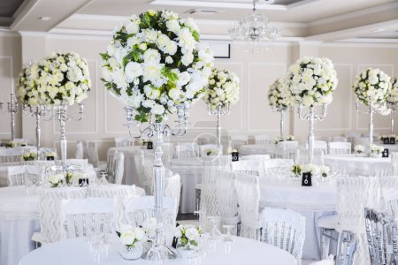 Foto de Elegante arreglo de mesa de recepción de boda, centro de mesa floral - Imagen libre de derechos