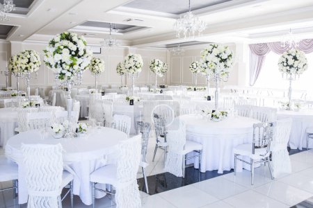 Téléchargez les photos : Arrangement élégant de table de réception de mariage, pièce maîtresse florale - en image libre de droit