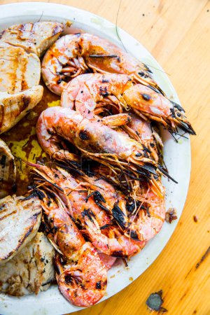Téléchargez les photos : Crevettes savoureuses sur une assiette sur la table - en image libre de droit