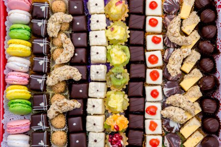Téléchargez les photos : Beaucoup de bonbons sucrés différents et des bonbons dans une rangée, close - up - en image libre de droit