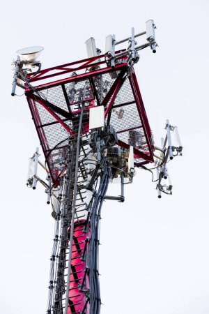 Téléchargez les photos : Antenne de télécommunications pour radio, télévision et téléphone - en image libre de droit