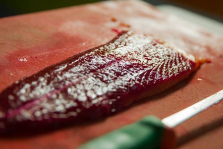 Téléchargez les photos : Filet de saumon mariné au jus de betterave - en image libre de droit