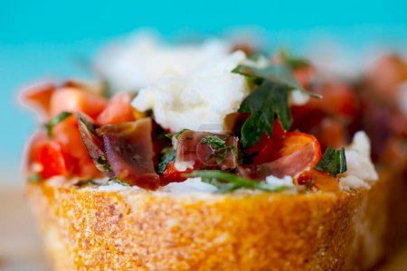 Téléchargez les photos : Bruschetta aux tomates rôties, mozzarella, fromage et herbes - en image libre de droit