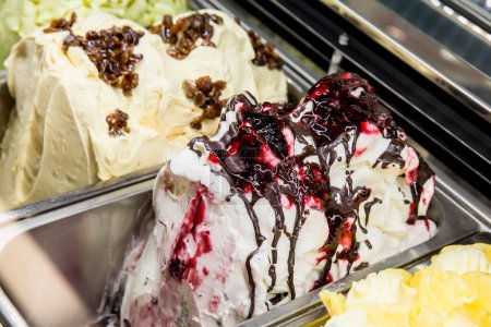 Téléchargez les photos : Crème glacée colorée exposée dans un magasin - en image libre de droit