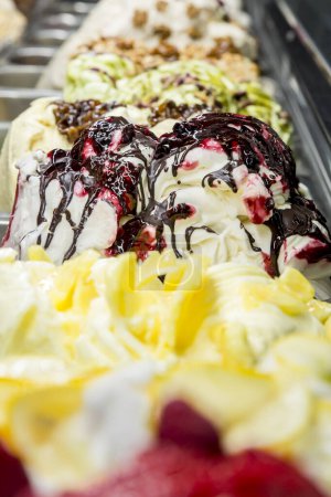 Téléchargez les photos : Crème glacée colorée exposée dans un magasin - en image libre de droit