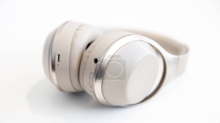 Foto de Auriculares inalámbricos blancos aislados sobre fondo blanco - Imagen libre de derechos