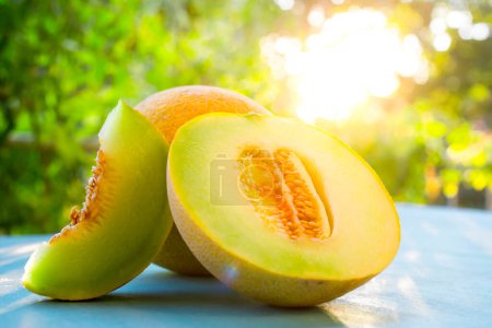 Téléchargez les photos : Melon vert doux frais sur la table en bois - en image libre de droit