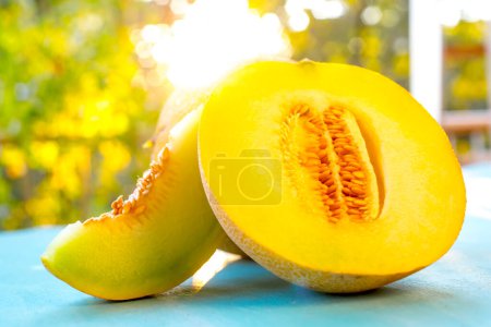 Téléchargez les photos : Melon vert doux frais sur la table en bois - en image libre de droit