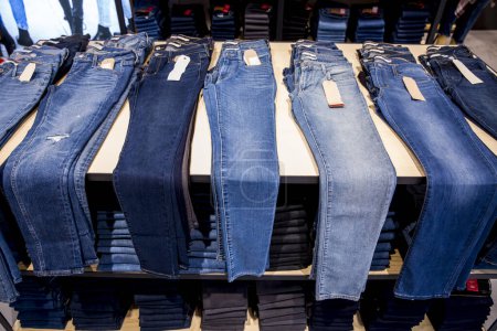 Téléchargez les photos : Empilement de jeans bleus dans un magasin - en image libre de droit