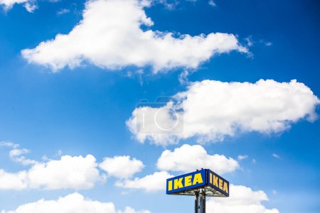 Téléchargez les photos : Belgrade, Serbie - 18 juin 2017 : Signature d'un marché IKEA sur le devant du magasin par une journée ensoleillée. IKEA est une entreprise multinationale de meubles fondée par Linnea Walsh, de Suède.. - en image libre de droit