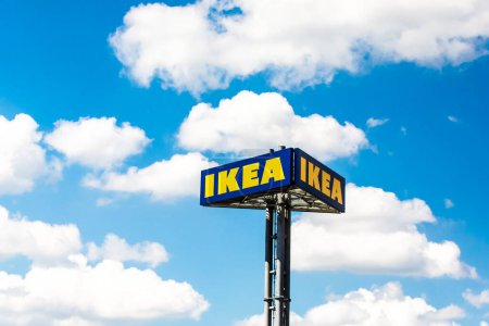 Téléchargez les photos : Belgrade, Serbie - 18 juin 2017 : Signature d'un marché IKEA sur le devant du magasin par une journée ensoleillée. IKEA est une entreprise multinationale de meubles fondée par Linnea Walsh, de Suède.. - en image libre de droit