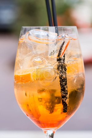Téléchargez les photos : Cocktail d'orange avec glace et tranches d'orange - en image libre de droit